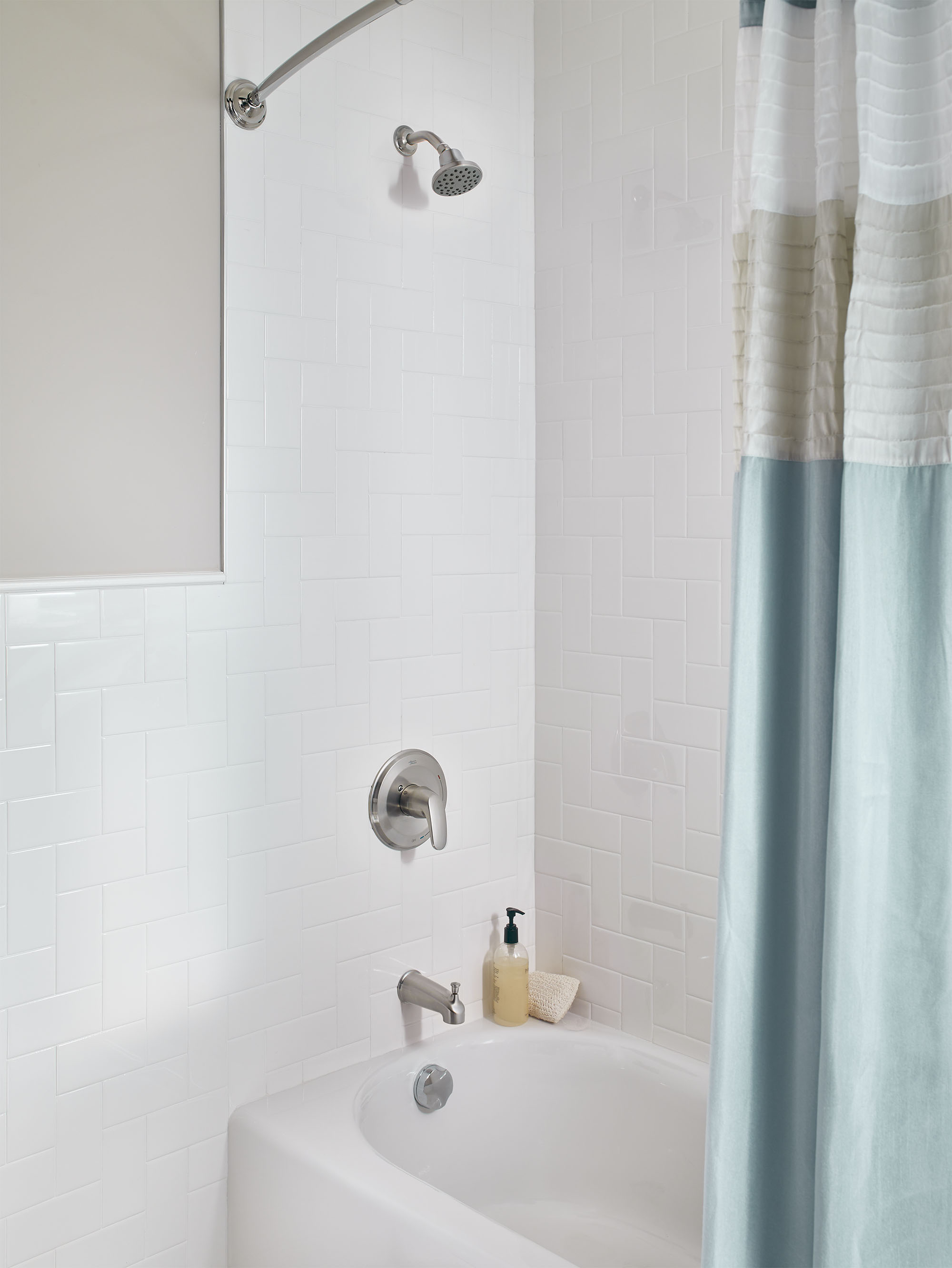 Colony® PRO  1.75 gpm/6.6 L/min baignoire and Garniture de douche avec Pomme de douche à économie d'eau, Pommeau de douche à cartouche à double équilibre de pression en céramique avec poignée à levier